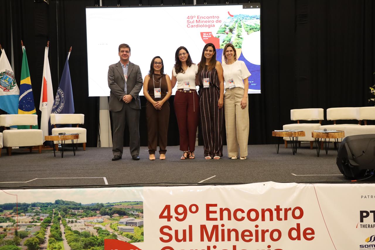 Dra. Gerusa Vilas-Bôas no palco do Encontro Sul Mineiro de Cardiologia, junto de outros participantes.